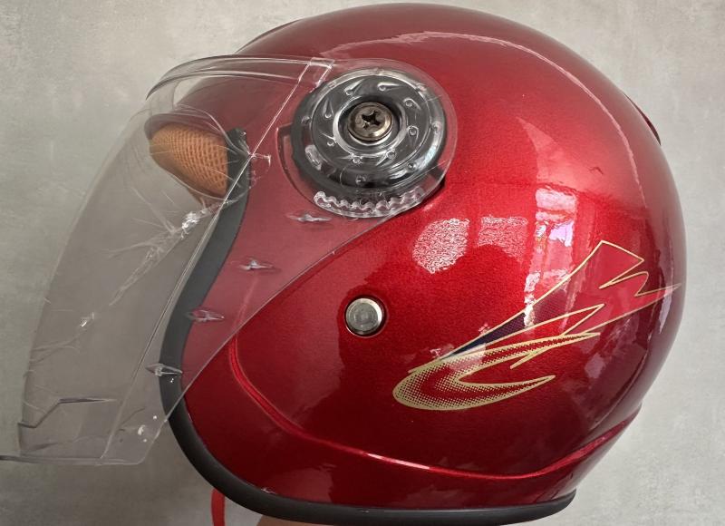 Детска каска отворена червена